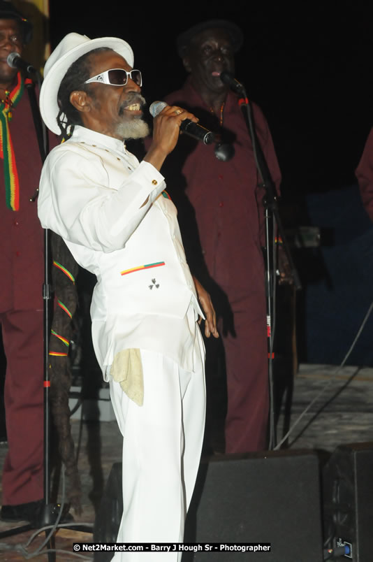 Bunny Wailer & King Yellowman at Bourbon Beach - Monday, February 25, 2008 - Bourbin Beach Restaurant, Bar, Oceanfront Accommodatioins, Live Reggae Music & Disco, Norman Manley Boulevard, Negril, Westmoreland, Jamaica W.I. - Photographs by Net2Market.com - Barry J. Hough Sr, Photographer - Negril Travel Guide, Negril Jamaica WI - http://www.negriltravelguide.com - info@negriltravelguide.com...!