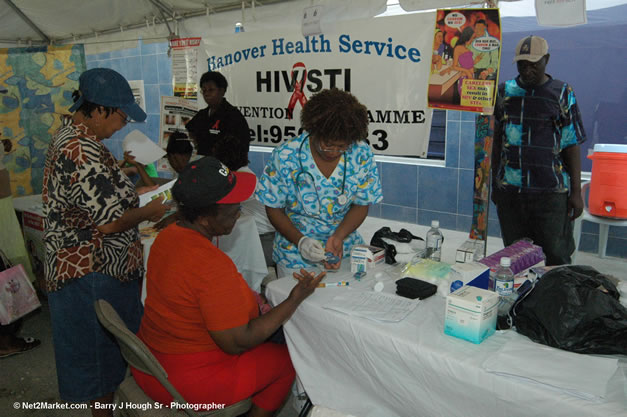 Free Clinic at Lucea Plaza, Caribbean Medical Mission, Wednesday, October 18, 2006 - Negril Travel Guide, Negril Jamaica WI - http://www.negriltravelguide.com - info@negriltravelguide.com...!