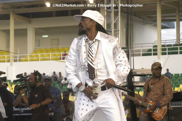 Beenie Man - Cure Fest 2007 - Longing For Concert at Trelawny Multi Purpose Stadium, Trelawny, Jamaica - Sunday, October 14, 2007 - Cure Fest 2007 October 12th-14th, 2007 Presented by Danger Promotions, Iyah Cure Promotions, and Brass Gate Promotions - Alison Young, Publicist - Photographs by Net2Market.com - Barry J. Hough Sr, Photographer - Negril Travel Guide, Negril Jamaica WI - http://www.negriltravelguide.com - info@negriltravelguide.com...!