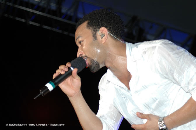 John Legend - Air Jamaica Jazz & Blues Festival 2006 - The Art of Music - Cinnamon Hill Golf Club - Rosehall Resort & Country Club, Montego Bay, Jamaica W.I. - Thursday, January 26, 2006 - Negril Travel Guide, Negril Jamaica WI - http://www.negriltravelguide.com - info@negriltravelguide.com...!