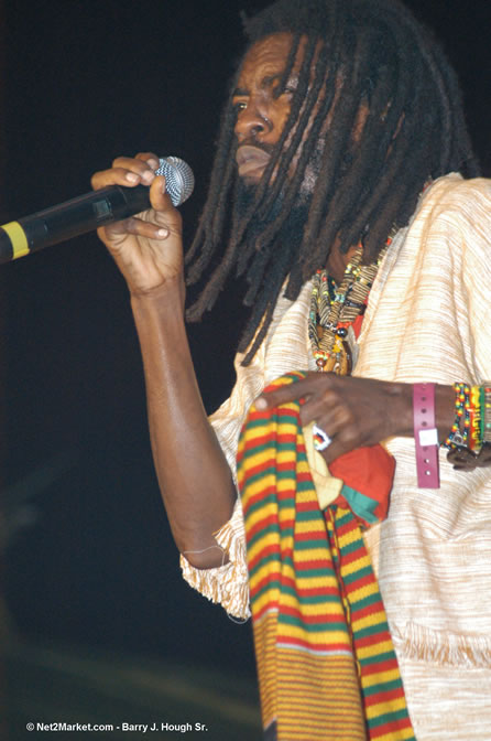 IWayne - Red Stripe Reggae Sumfest 2005 - Dancehall Night - July 21th, 2005 - Negril Travel Guide, Negril Jamaica WI - http://www.negriltravelguide.com - info@negriltravelguide.com...!