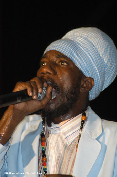 Sizzla - Red Stripe Reggae Sumfest 2005 - Dancehall Night - July 21th, 2005 - Negril Travel Guide, Negril Jamaica WI - http://www.negriltravelguide.com - info@negriltravelguide.com...!