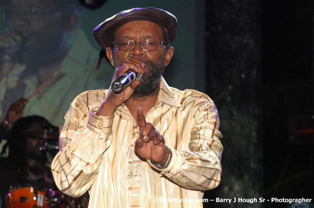 Beres Hammond - Red Stripe Reggae Sumfest 2007 - Zenith - Saturday, July 21, 2007 - Catherine Hall, Montego Bay, St James, Jamaica W.I. - Negril Travel Guide, Negril Jamaica WI - http://www.negriltravelguide.com - info@negriltravelguide.com...!