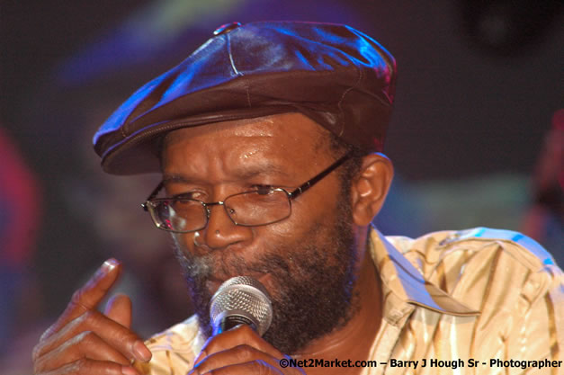 Beres Hammond - Red Stripe Reggae Sumfest 2007 - Zenith - Saturday, July 21, 2007 - Catherine Hall, Montego Bay, St James, Jamaica W.I. - Negril Travel Guide, Negril Jamaica WI - http://www.negriltravelguide.com - info@negriltravelguide.com...!