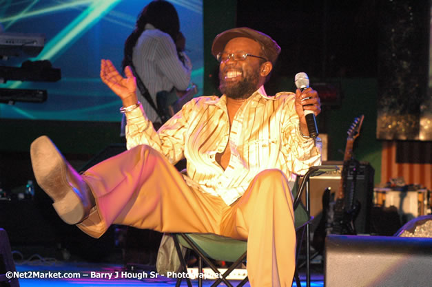 Beres Hammond - Red Stripe Reggae Sumfest 2007 - Zenith - Saturday, July 21, 2007 - Catherine Hall, Montego Bay, St James, Jamaica W.I. - Negril Travel Guide, Negril Jamaica WI - http://www.negriltravelguide.com - info@negriltravelguide.com...!