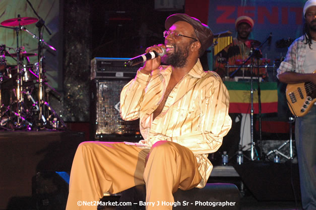 Beres Hammond - Red Stripe Reggae Sumfest 2007 - Zenith - Saturday, July 21, 2007 - Catherine Hall, Montego Bay, St James, Jamaica W.I. - Negril Travel Guide, Negril Jamaica WI - http://www.negriltravelguide.com - info@negriltravelguide.com...!