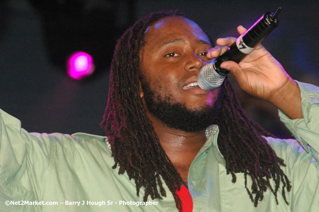 Dwayne Stephenson - Red Stripe Reggae Sumfest 2007 - Zenith - Saturday, July 21, 2007 - Catherine Hall, Montego Bay, St James, Jamaica W.I. - Negril Travel Guide, Negril Jamaica WI - http://www.negriltravelguide.com - info@negriltravelguide.com...!