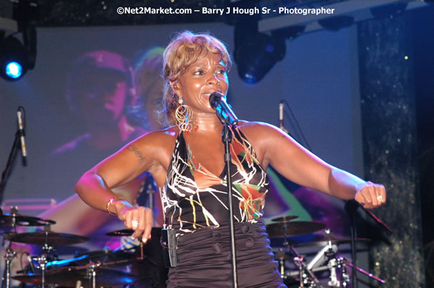 Mary J. Blige - Red Stripe Reggae Sumfest 2007 - Zenith - Saturday, July 21, 2007 - Catherine Hall, Montego Bay, St James, Jamaica W.I. - Negril Travel Guide, Negril Jamaica WI - http://www.negriltravelguide.com - info@negriltravelguide.com...!