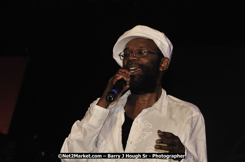 Beres Hammond @ Red Stripe Reggae Sumfest 2008 International Night 2, Catherine Hall, Montego Bay - Saturday, July 19, 2008 - Reggae Sumfest 2008 July 13 - July 19, 2008 - Photographs by Net2Market.com - Barry J. Hough Sr. Photojournalist/Photograper - Photographs taken with a Nikon D300 - Negril Travel Guide, Negril Jamaica WI - http://www.negriltravelguide.com - info@negriltravelguide.com...!