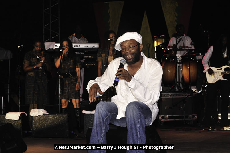 Beres Hammond @ Red Stripe Reggae Sumfest 2008 International Night 2, Catherine Hall, Montego Bay - Saturday, July 19, 2008 - Reggae Sumfest 2008 July 13 - July 19, 2008 - Photographs by Net2Market.com - Barry J. Hough Sr. Photojournalist/Photograper - Photographs taken with a Nikon D300 - Negril Travel Guide, Negril Jamaica WI - http://www.negriltravelguide.com - info@negriltravelguide.com...!