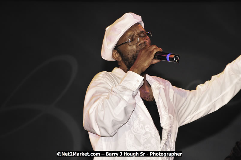 Beres Hammond @ Red Stripe Reggae Sumfest 2008 International Night 2, Catherine Hall, Montego Bay - Saturday, July 19, 2008 - Reggae Sumfest 2008 July 13 - July 19, 2008 - Photographs by Net2Market.com - Barry J. Hough Sr. Photojournalist/Photograper - Photographs taken with a Nikon D300 - Negril Travel Guide, Negril Jamaica WI - http://www.negriltravelguide.com - info@negriltravelguide.com...!