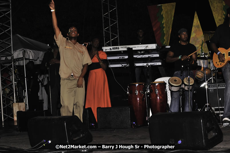 Etana @ Red Stripe Reggae Sumfest 2008 International Night 2, Catherine Hall, Montego Bay - Saturday, July 19, 2008 - Reggae Sumfest 2008 July 13 - July 19, 2008 - Photographs by Net2Market.com - Barry J. Hough Sr. Photojournalist/Photograper - Photographs taken with a Nikon D300 - Negril Travel Guide, Negril Jamaica WI - http://www.negriltravelguide.com - info@negriltravelguide.com...!