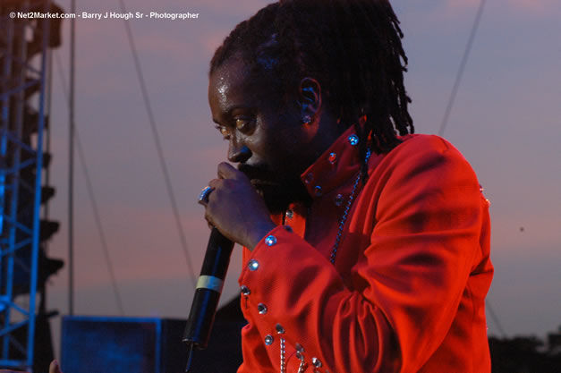 Beenie Man - Red Stripe Reggae Sumfest 2006 - Stormfront - The Blazing Dance Hall Night - Thursday, July 20, 2006 - Catherine Hall Venue - Montego Bay, Jamaica - Negril Travel Guide, Negril Jamaica WI - http://www.negriltravelguide.com - info@negriltravelguide.com...!