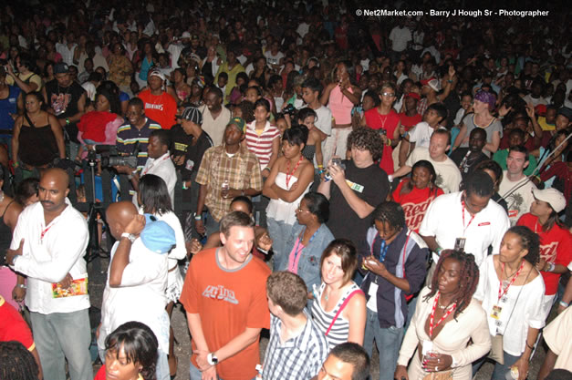 Venue - Audience at Red Stripe Reggae Sumfest 2006 - The Summit - Jamaica's Greatest, The World's Best - Saturday, July 22, 2006 - Montego Bay, Jamaica - Negril Travel Guide, Negril Jamaica WI - http://www.negriltravelguide.com - info@negriltravelguide.com...!