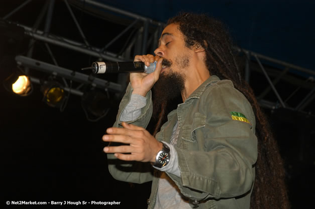 The Marley Brother's - Damian, Stephen, Julian, and Kimani - Smile Jamaica, Nine Miles, St Anns, Jamaica - Saturday, February 10, 2007 - The Smile Jamaica Concert, a symbolic homecoming in Bob Marley's birthplace of Nine Miles - Negril Travel Guide, Negril Jamaica WI - http://www.negriltravelguide.com - info@negriltravelguide.com...!