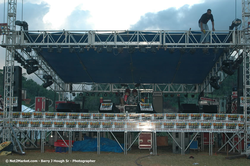 Venue and Audience - Smile Jamaica, Nine Miles, St Anns, Jamaica - Saturday, February 10, 2007 - The Smile Jamaica Concert, a symbolic homecoming in Bob Marley's birthplace of Nine Miles - Negril Travel Guide, Negril Jamaica WI - http://www.negriltravelguide.com - info@negriltravelguide.com...!