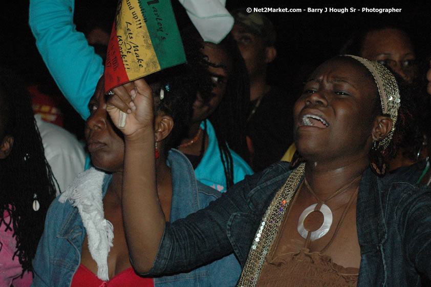 Venue and Audience - Smile Jamaica, Nine Miles, St Anns, Jamaica - Saturday, February 10, 2007 - The Smile Jamaica Concert, a symbolic homecoming in Bob Marley's birthplace of Nine Miles - Negril Travel Guide, Negril Jamaica WI - http://www.negriltravelguide.com - info@negriltravelguide.com...!