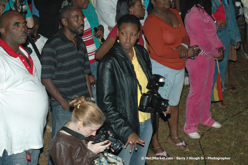 Venue and Audience - Smile Jamaica, Nine Miles, St Anns, Jamaica - Saturday, February 10, 2007 - The Smile Jamaica Concert, a symbolic homecoming in Bob Marley's birthplace of Nine Miles - Negril Travel Guide, Negril Jamaica WI - http://www.negriltravelguide.com - info@negriltravelguide.com...!