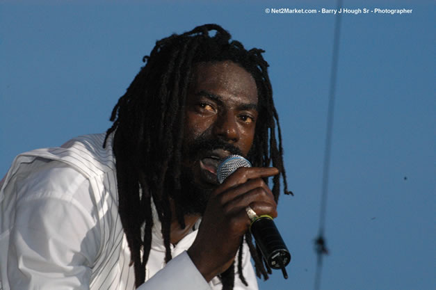 Buju Banton - Red Stripe Reggae Sumfest 2006 - The Summit - Jamaica's Greatest, The World's Best - Saturday, July 22, 2006 - Montego Bay, Jamaica - Negril Travel Guide, Negril Jamaica WI - http://www.negriltravelguide.com - info@negriltravelguide.com...!