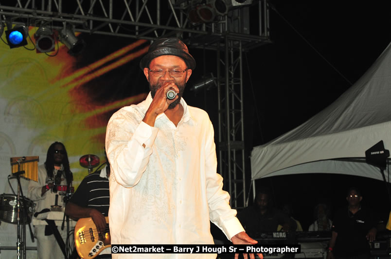 Beres Hammond @ Unite The People An International Reggae Fest, Featuring: Beres Hammond, Coco T, Queen Ifrica, Khalil, Cameal Davis, Iley Dread, Rochelle, Geoffrey Star, Ras Penco, Kool DeLoy, Otis Gayle, J.McKay, Tiney Winey, Venue at Norman Manley Boulevard, Negril, Westmoreland, Jamaica - Saturday, April 4, 2009 - Photographs by Net2Market.com - Barry J. Hough Sr, Photographer/Photojournalist - Negril Travel Guide, Negril Jamaica WI - http://www.negriltravelguide.com - info@negriltravelguide.com...!