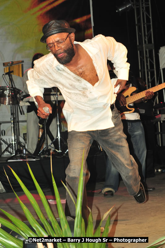 Beres Hammond @ Unite The People An International Reggae Fest, Featuring: Beres Hammond, Coco T, Queen Ifrica, Khalil, Cameal Davis, Iley Dread, Rochelle, Geoffrey Star, Ras Penco, Kool DeLoy, Otis Gayle, J.McKay, Tiney Winey, Venue at Norman Manley Boulevard, Negril, Westmoreland, Jamaica - Saturday, April 4, 2009 - Photographs by Net2Market.com - Barry J. Hough Sr, Photographer/Photojournalist - Negril Travel Guide, Negril Jamaica WI - http://www.negriltravelguide.com - info@negriltravelguide.com...!