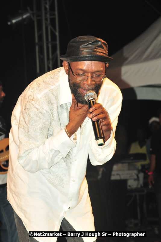 Beres Hammond @ Unite The People An International Reggae Fest, Featuring: Beres Hammond, Coco T, Queen Ifrica, Khalil, Cameal Davis, Iley Dread, Rochelle, Geoffrey Star, Ras Penco, Kool DeLoy, Otis Gayle, J.McKay, Tiney Winey, Venue at Norman Manley Boulevard, Negril, Westmoreland, Jamaica - Saturday, April 4, 2009 - Photographs by Net2Market.com - Barry J. Hough Sr, Photographer/Photojournalist - Negril Travel Guide, Negril Jamaica WI - http://www.negriltravelguide.com - info@negriltravelguide.com...!